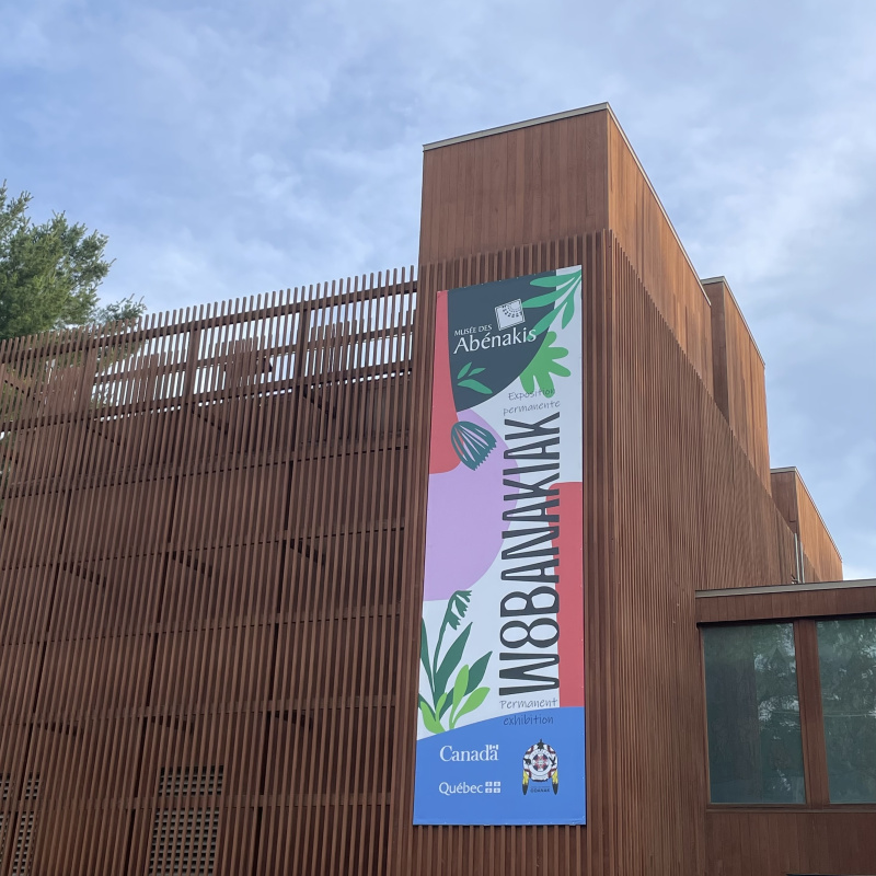 Bannière de l'exposition sur l'édifice du Musée